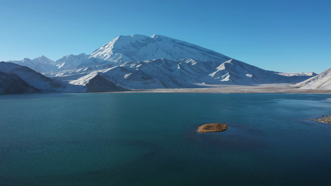 新疆喀拉库勒湖慕士塔格峰雪山风光